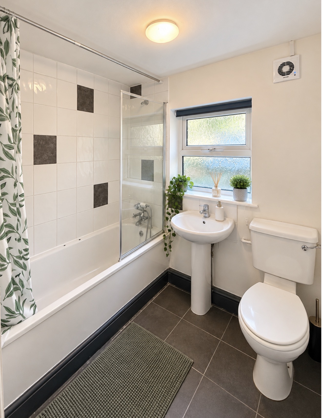 4-Bed Home in St George & Parking in Bristol, Bristol