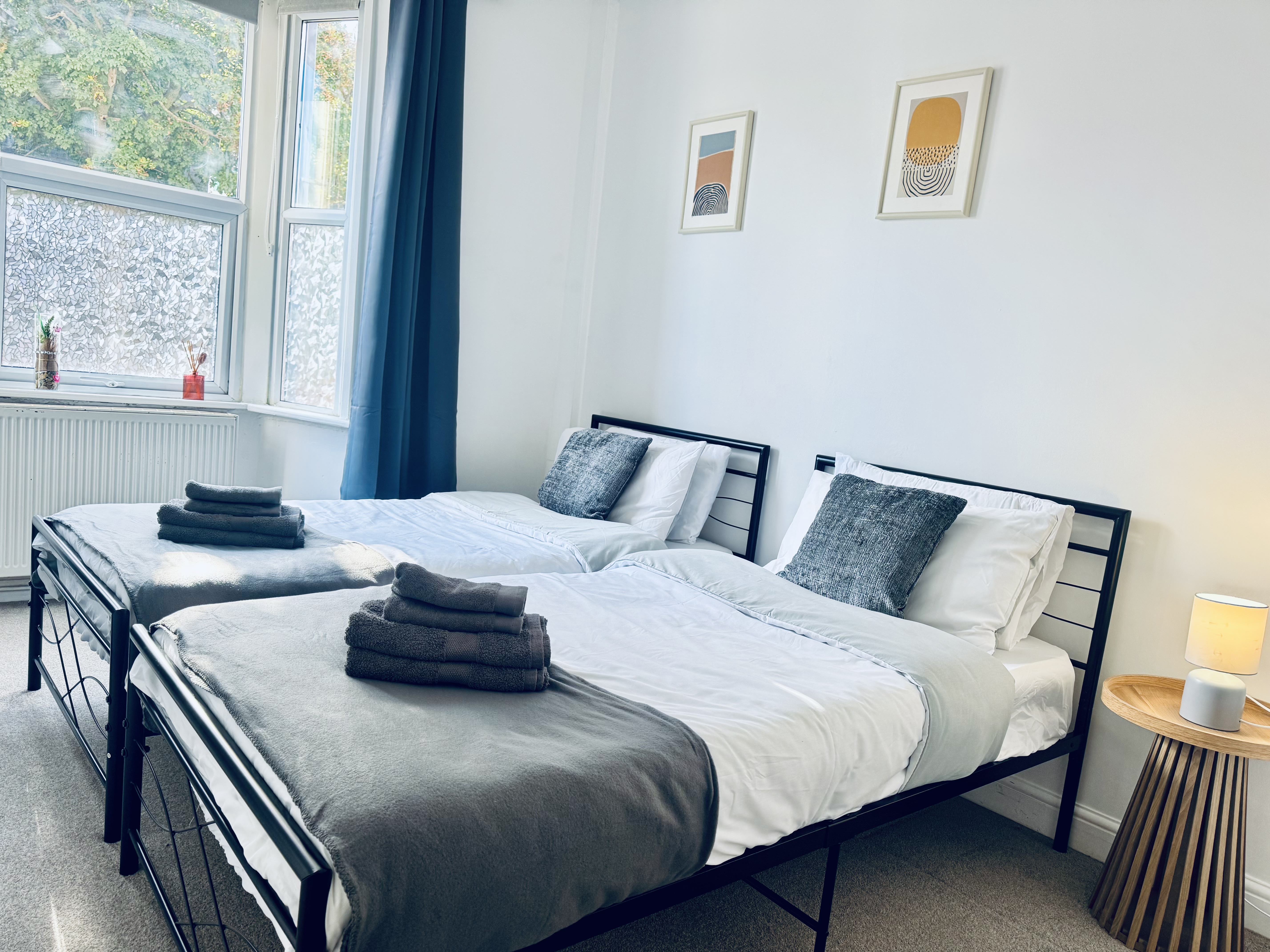 Short Stay Swindon Town Centre Apartment Sleep 5 in Swindon