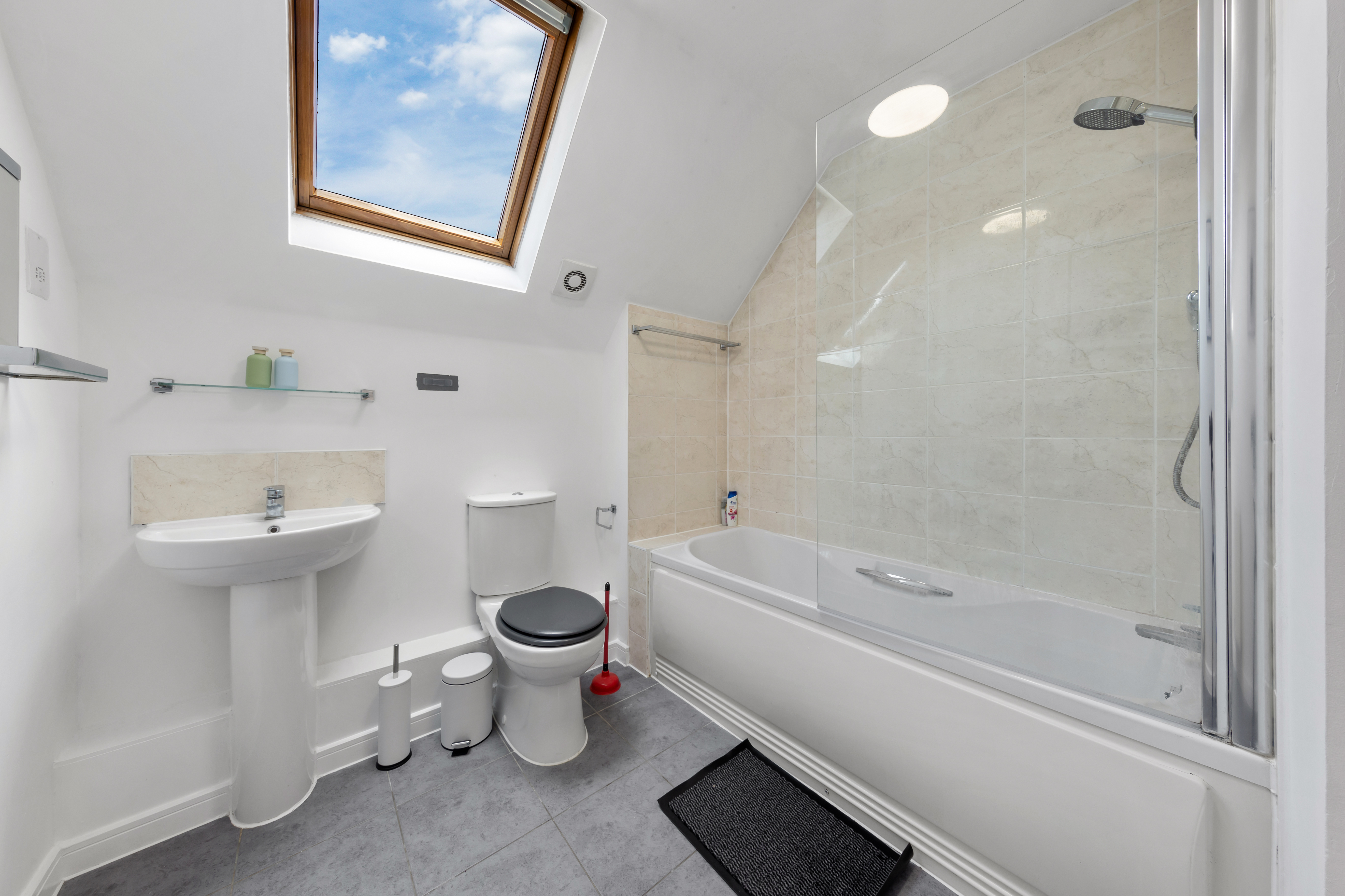 Near Heathrow+Parking+Elizabeth line to LNDN+2 BD in Hayes, Greater London