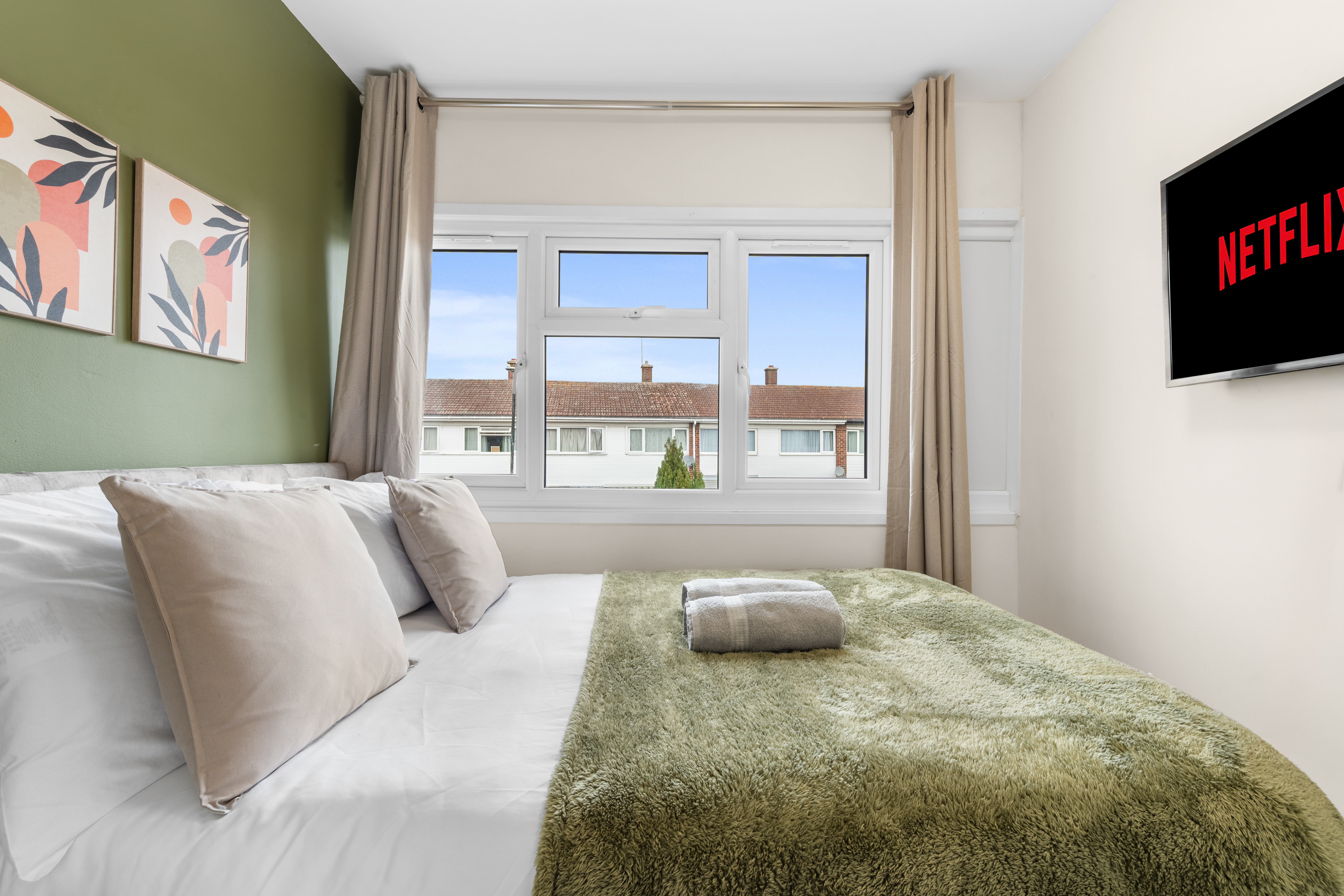 Contractors Welcome, Free Parking, Near Heathrow in Slough
