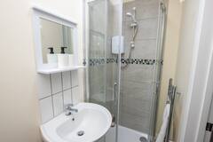 Modern King Apartment, Suite 2 — photo 1