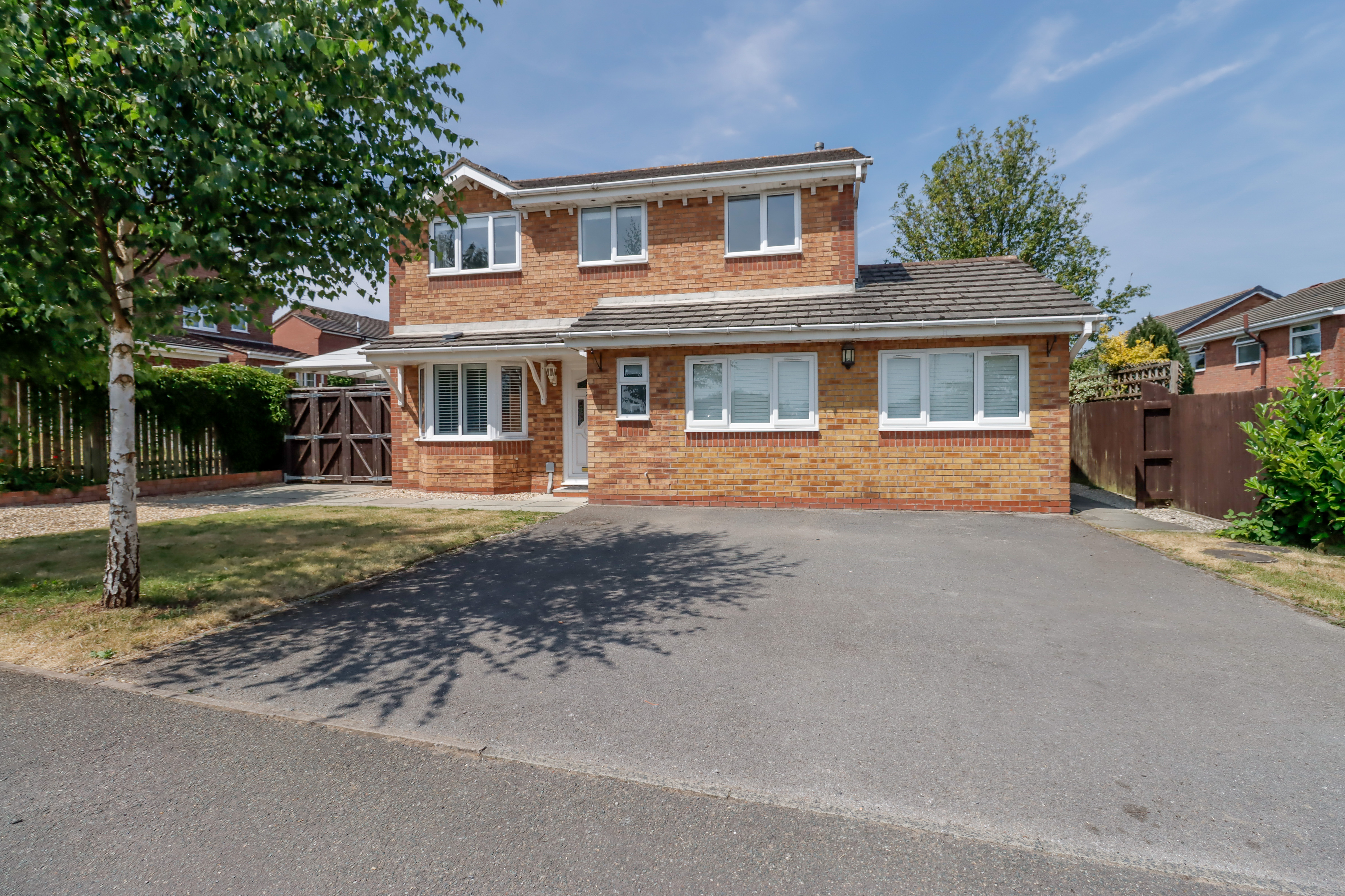 Stylish Cheshire House | 5 Bedrooms | Free Parking in Winsford, Cheshire