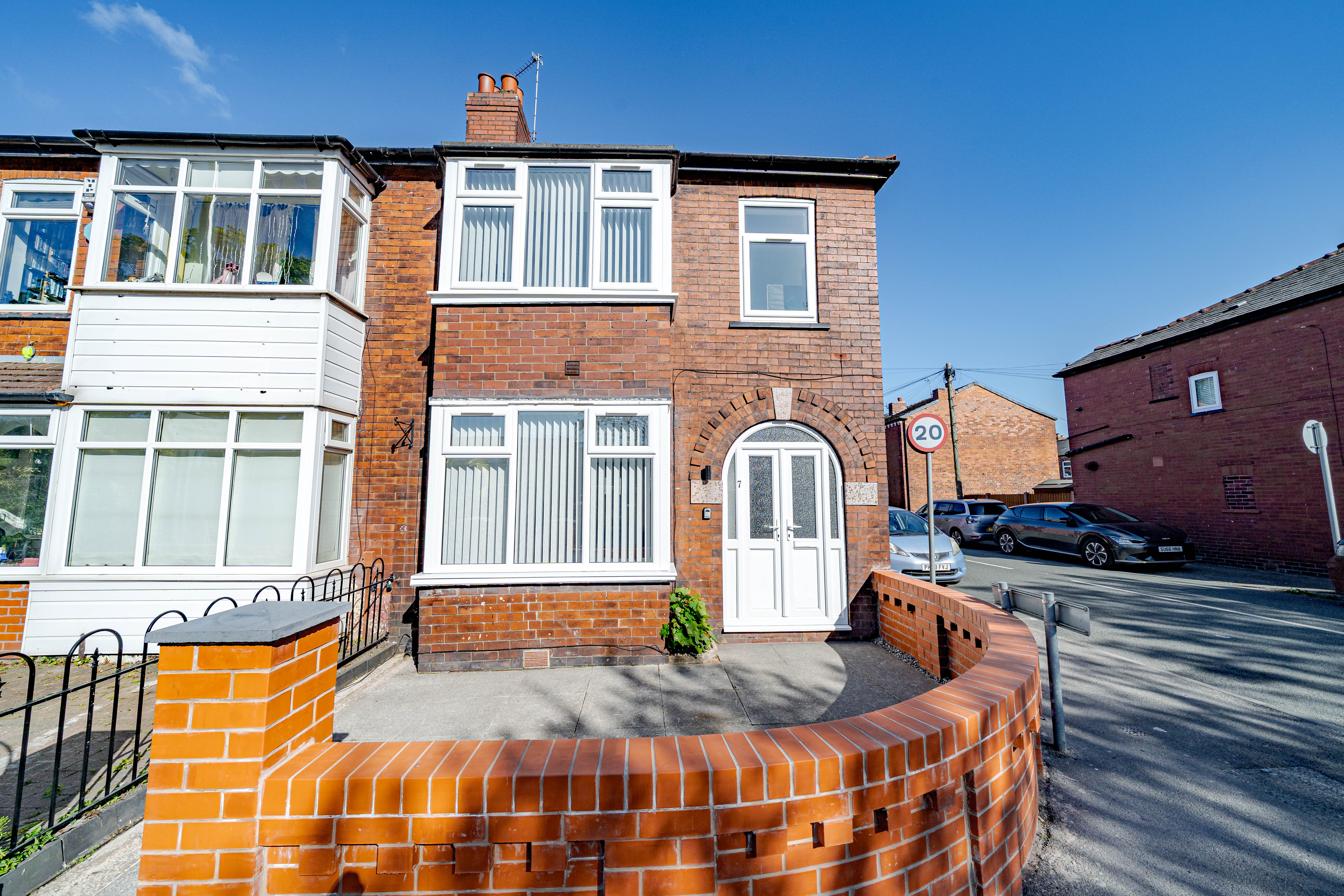 4BR 3BA | 5 Beds | Long term Stays | Wigan — photo 1